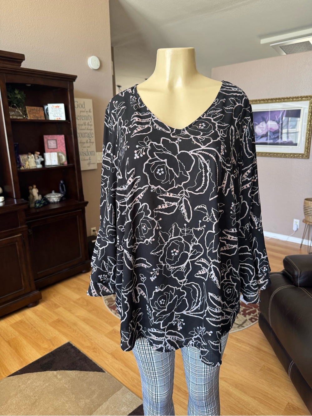 Liz Claiborne black floral V-neck 3/4 ruffled sleeve tunic-size 2X